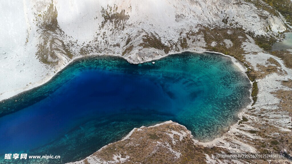雪山下的蓝色湖泊奇观
