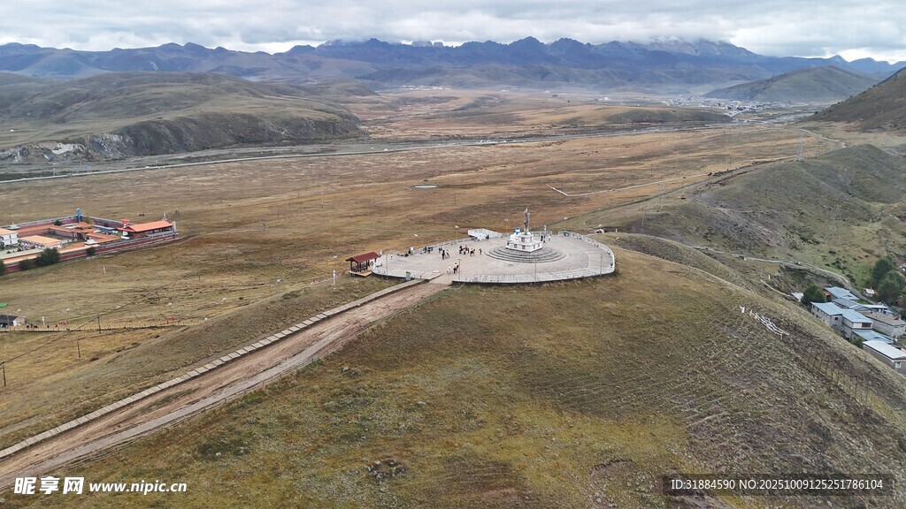 俯瞰广袤原野中的建筑群