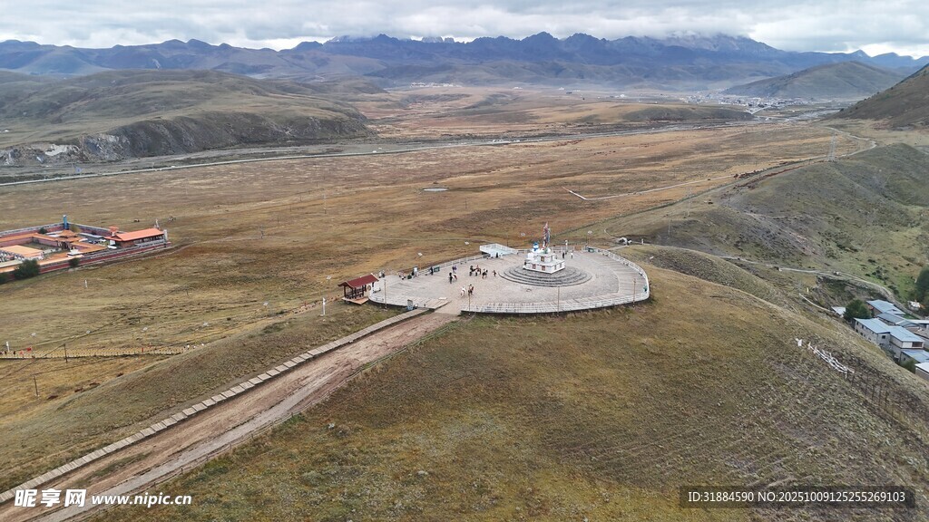 草原上的建筑设施景观
