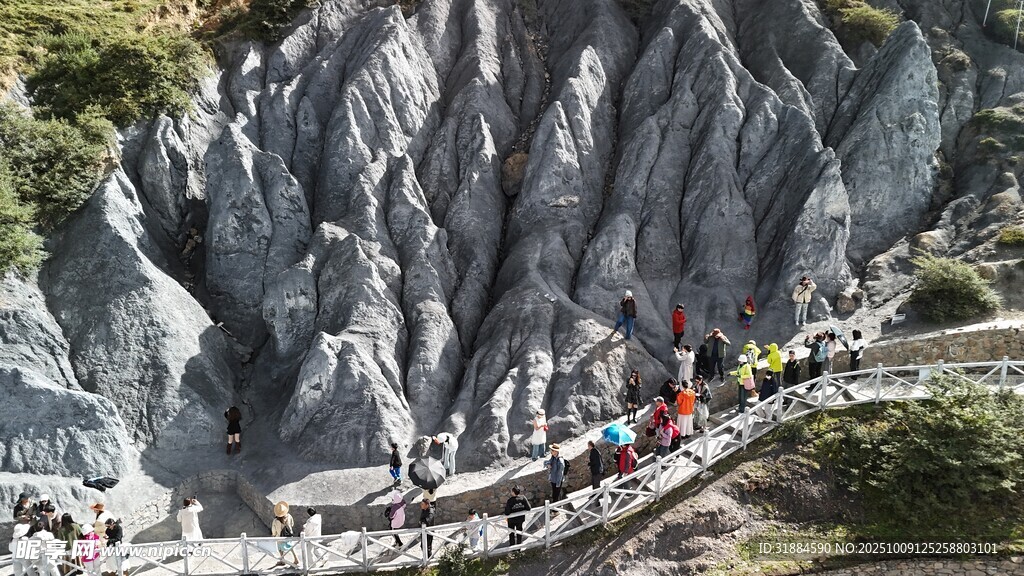 山间栈道上的徒步人群