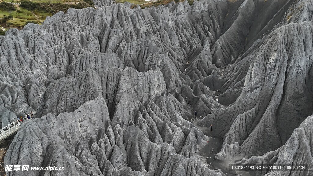 壮观灰黑色褶皱地貌景观