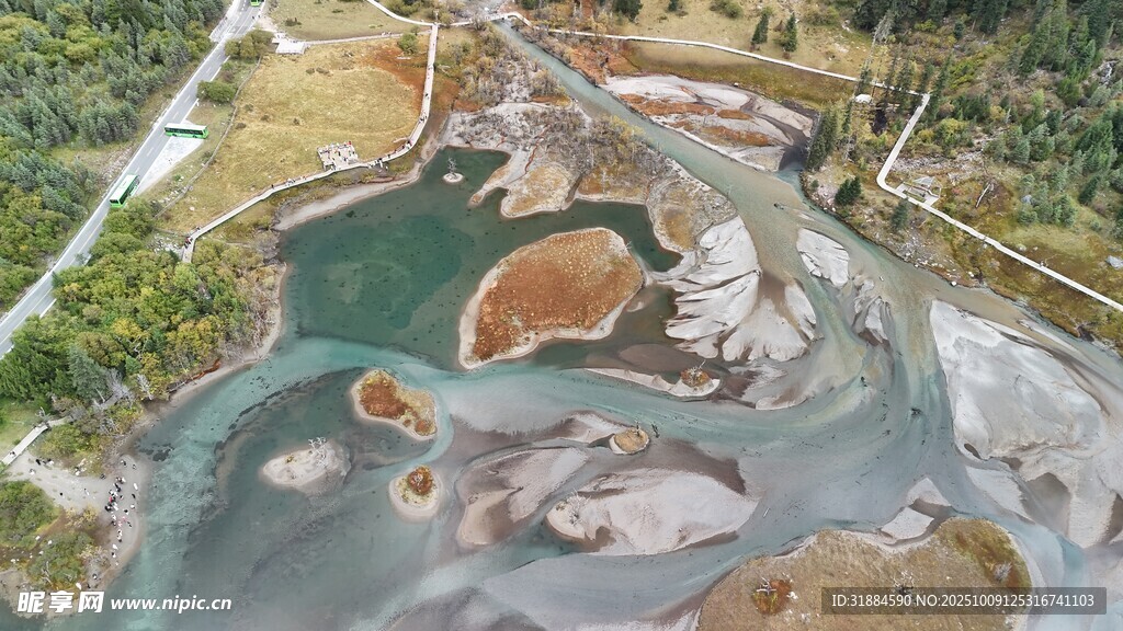 空中俯瞰多彩水域景观