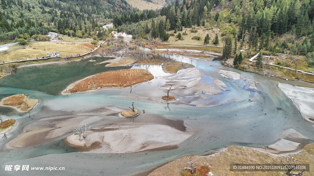 五彩斑斓的山间湖泊美景