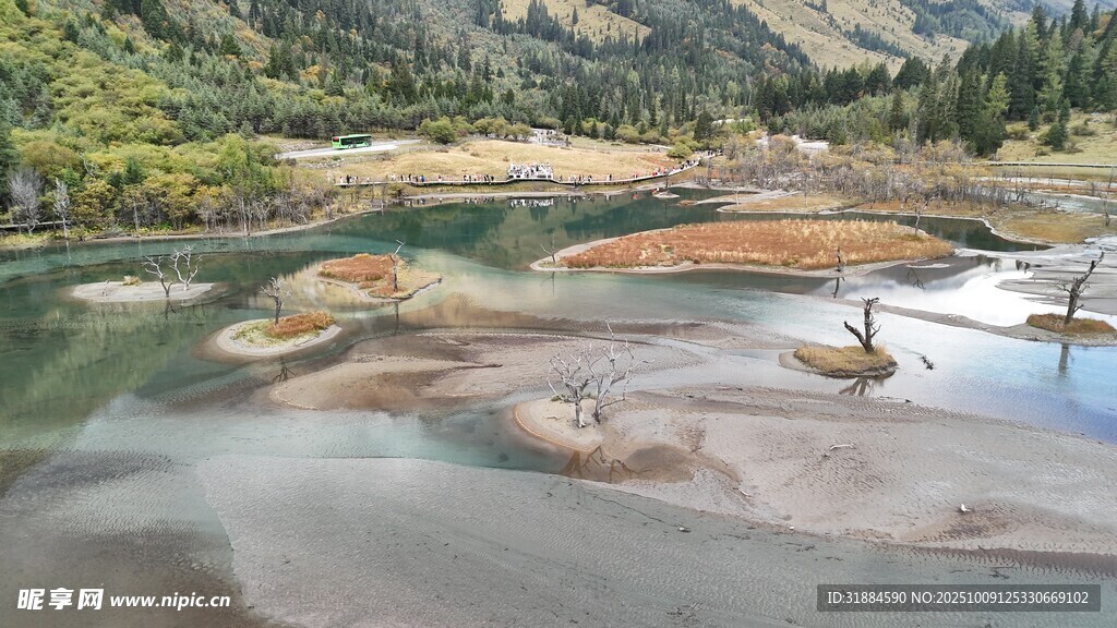 山间清澈水域中的小船