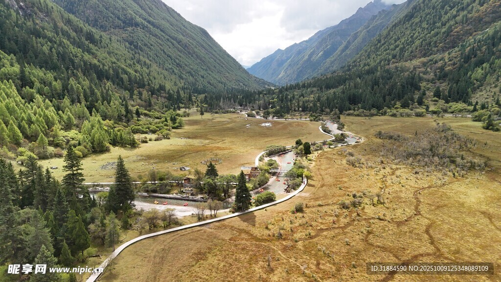 山谷中的开阔风景