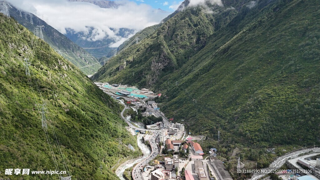 山谷中的村落美景