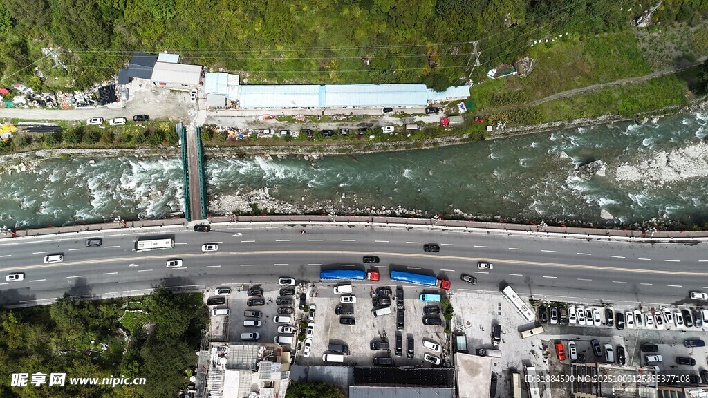 俯瞰城市桥梁与周边景观