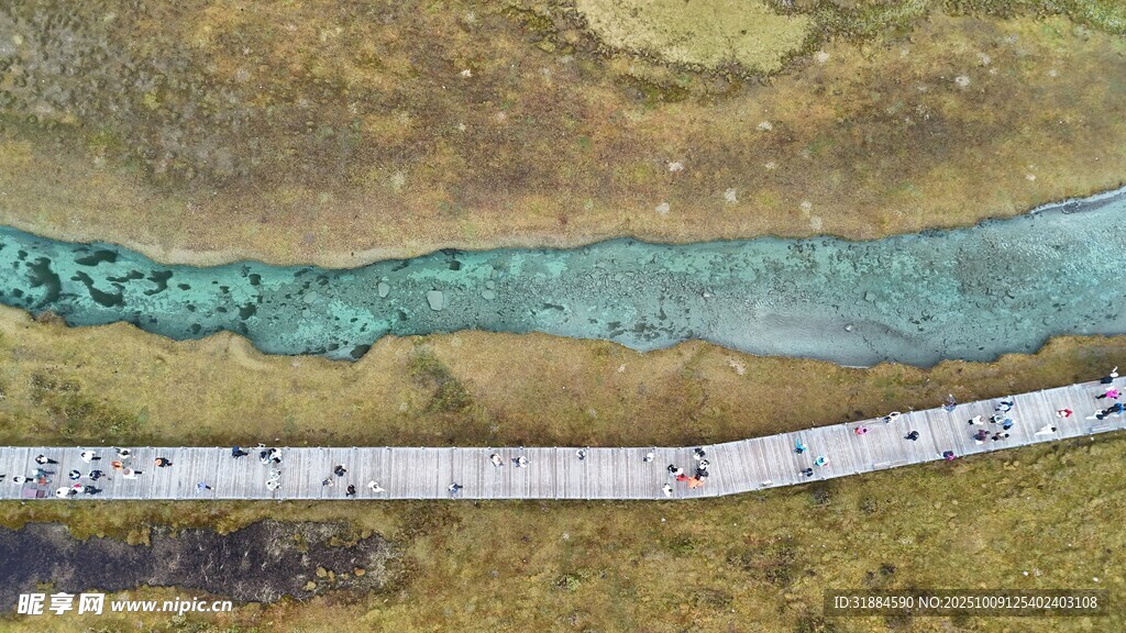 测量中的蓝绿色矿石样本