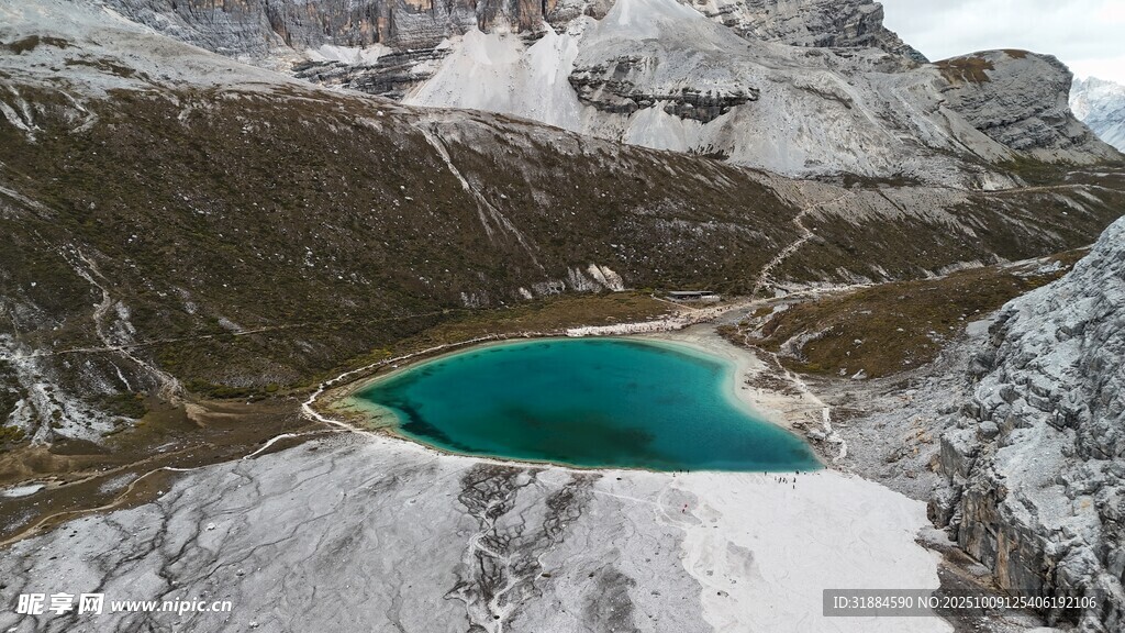 高山中的幽蓝湖泊