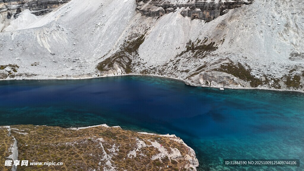 雪山下的碧蓝湖泊