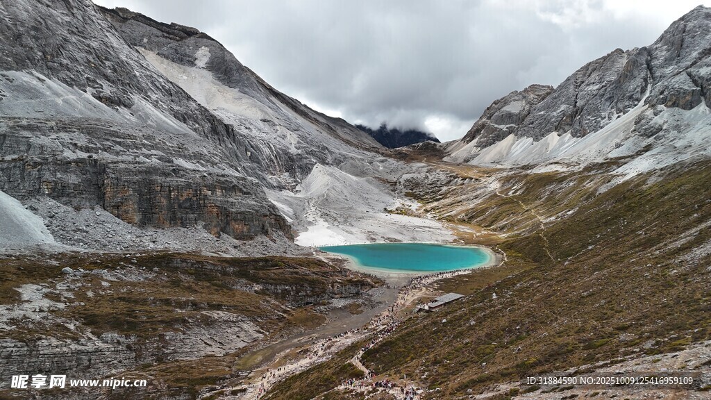 高山间的澄澈蓝湖
