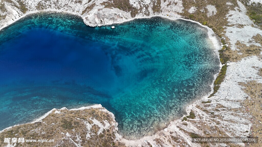 蓝色心形湖泊绝美景观