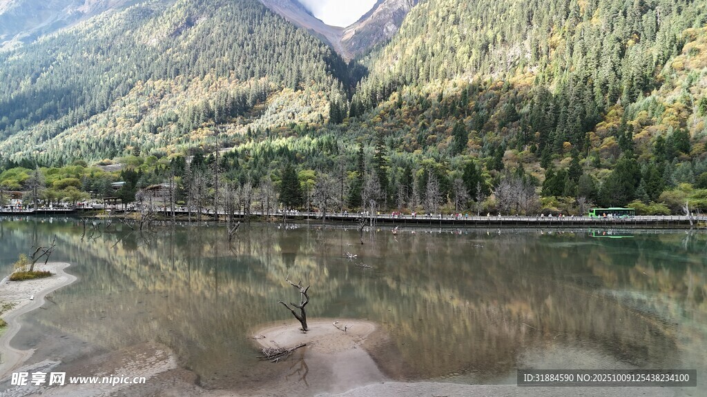 山间静谧湖水倒影成画
