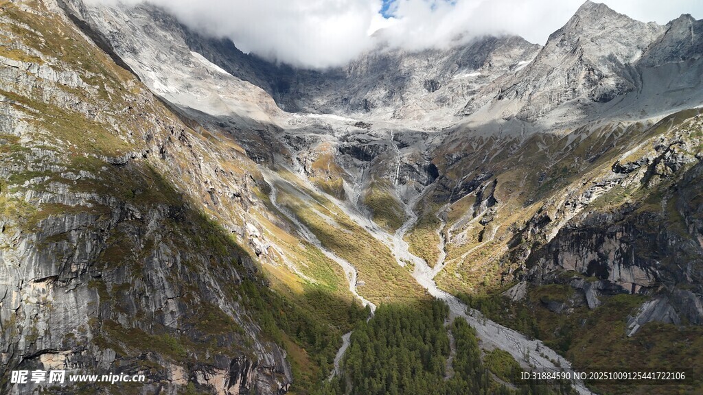 壮丽山谷间的高山美景