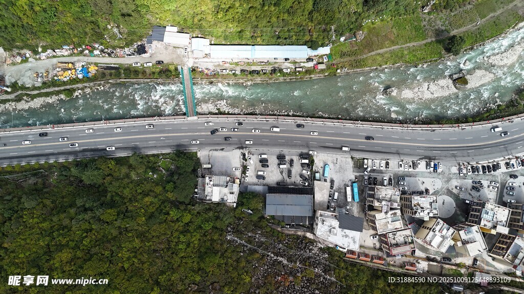 俯瞰山地间的建筑与道路
