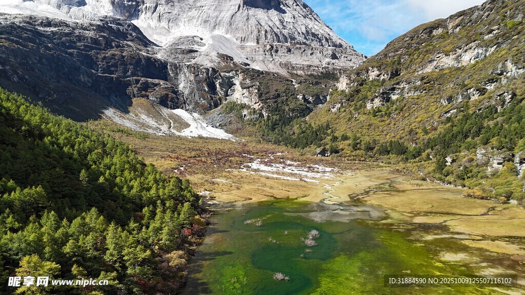 山间翠绿湖泊与雪山美景