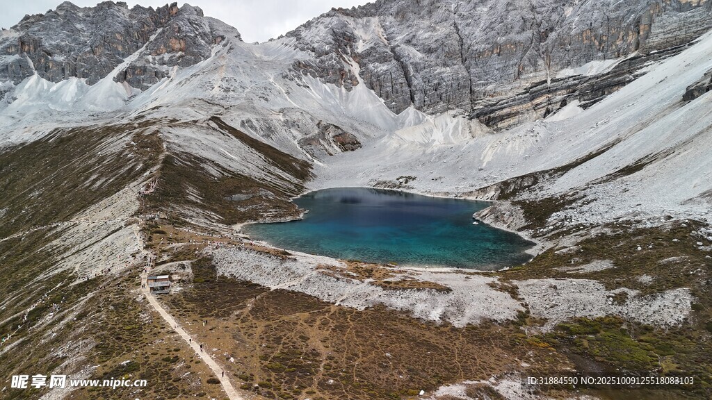 雪山环绕的静谧蓝色湖泊