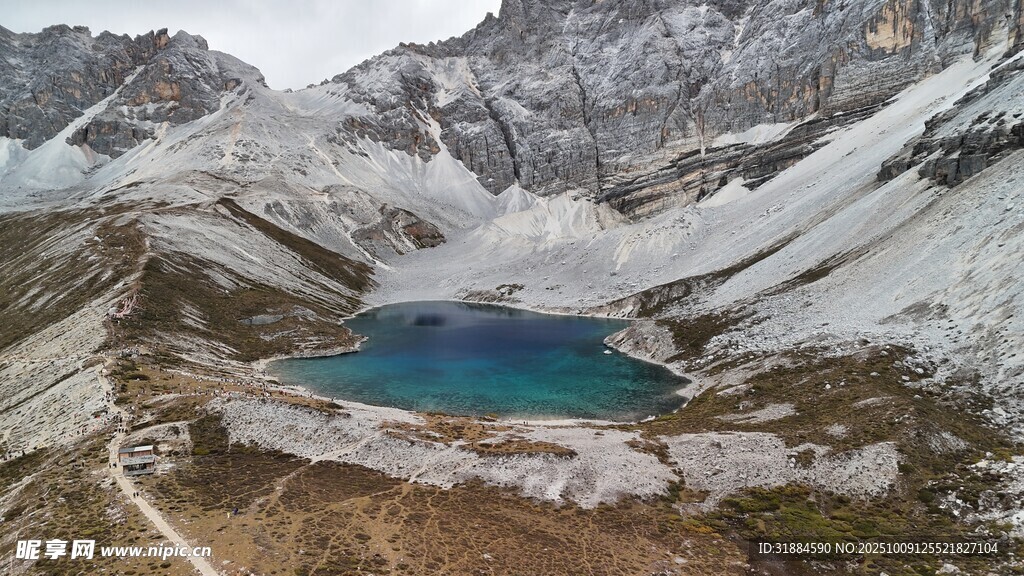 高山中的静谧蓝湖