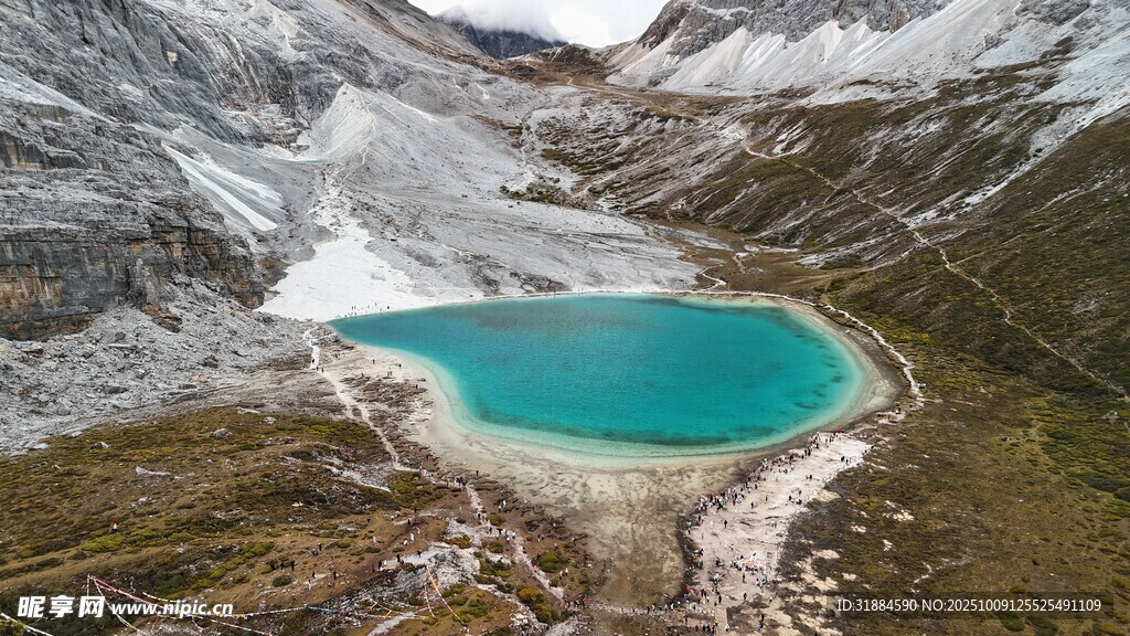 高山间的梦幻蓝湖