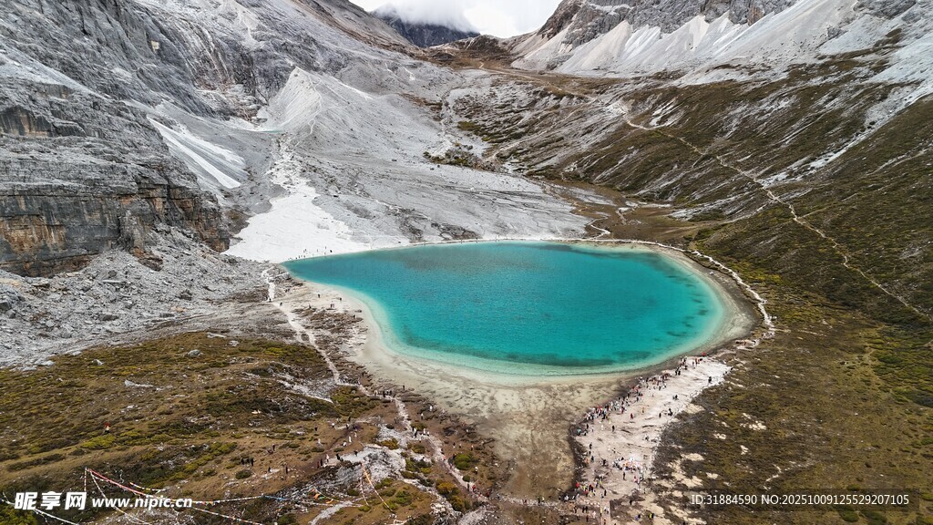 高山间的澄澈蓝湖