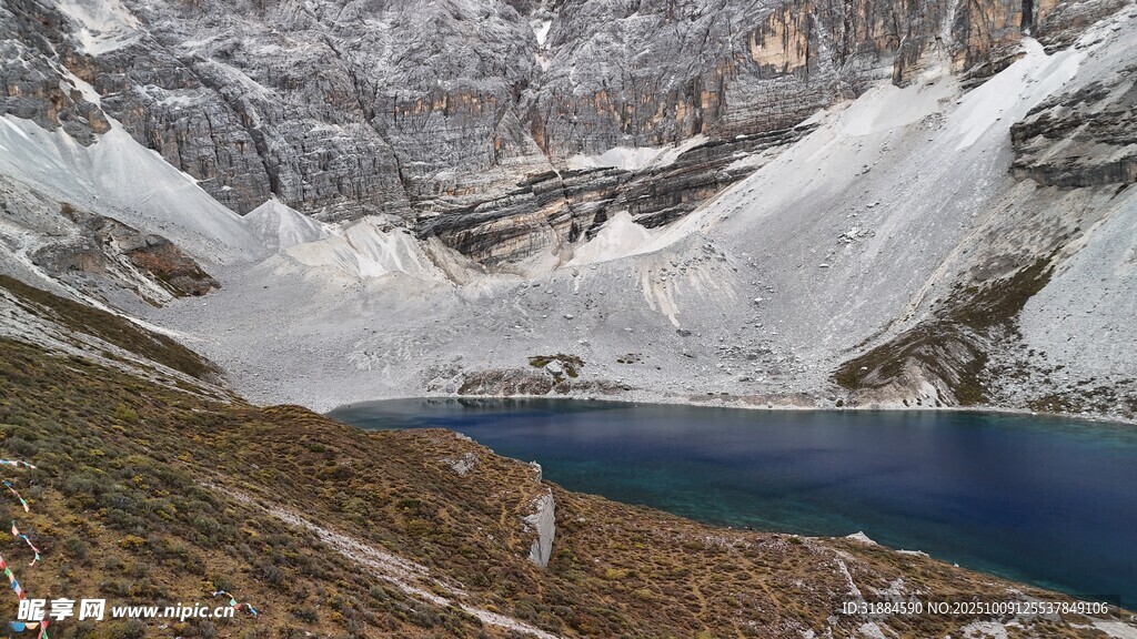 雪山下的静谧蓝色湖泊