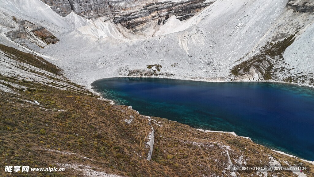 高山蓝湖壮丽美景