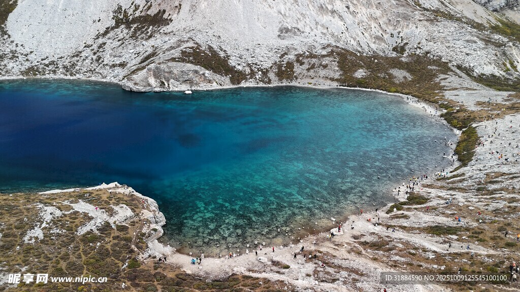 雪山环绕的澄澈蓝色湖泊