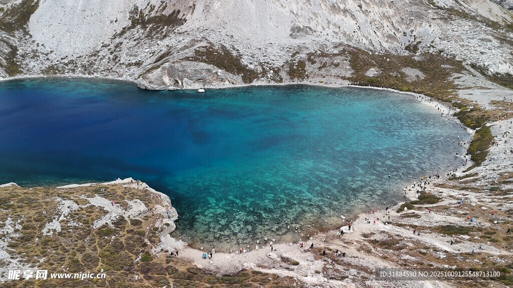 雪山环绕的澄澈蓝色湖泊