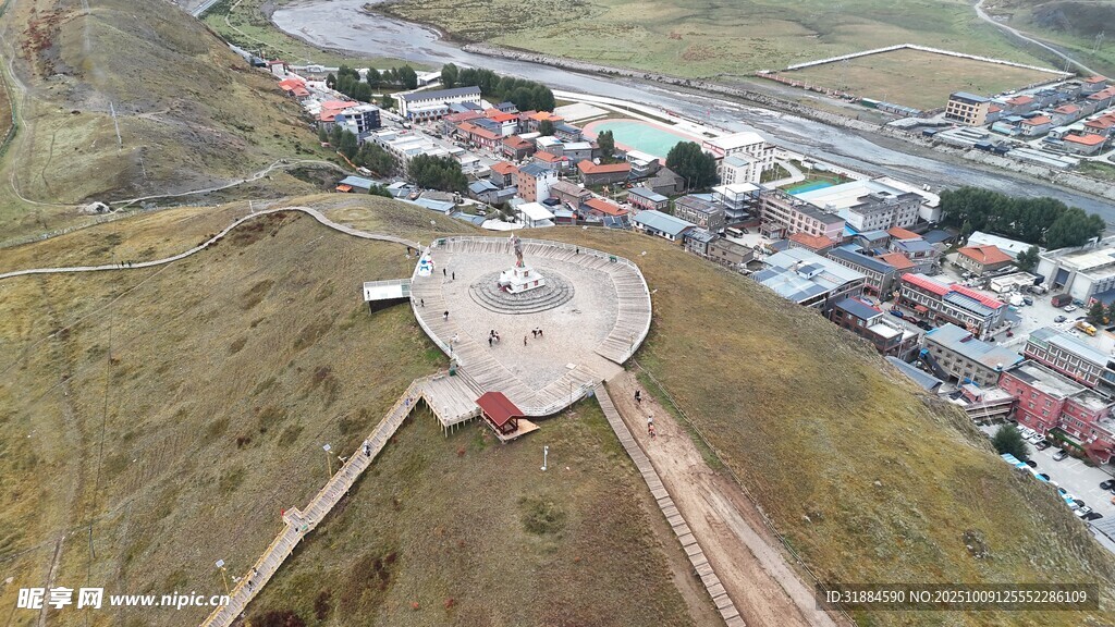 俯瞰心形建筑与城镇景观