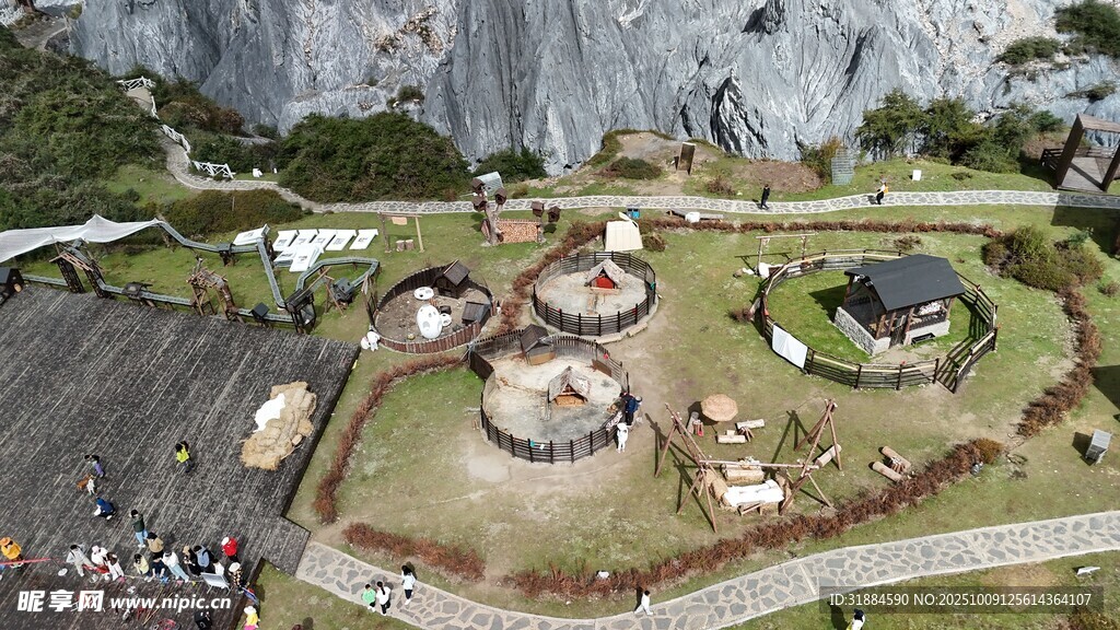 空中俯瞰山间特色建筑群