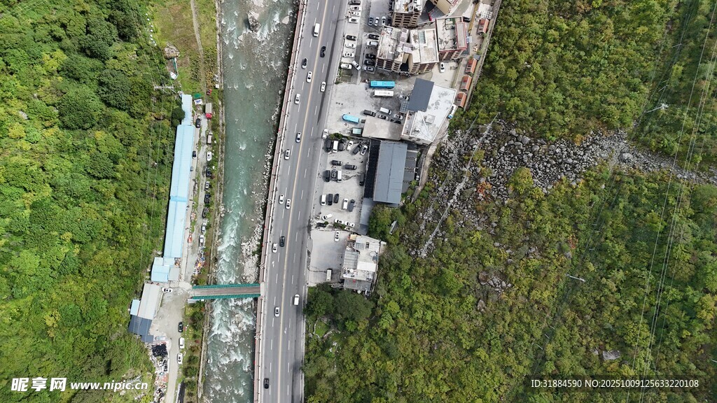 俯瞰山间道路与建筑