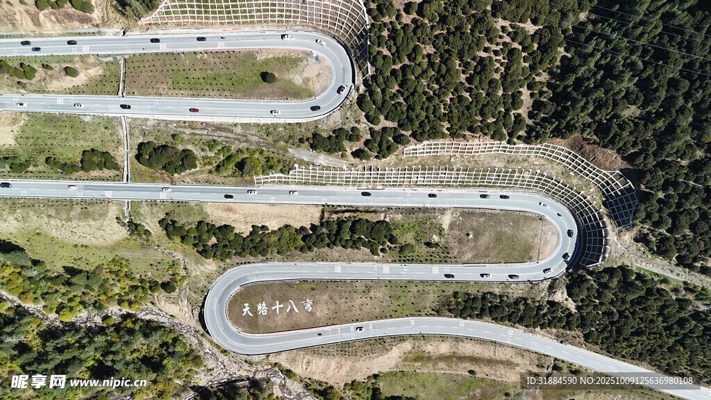 蜿蜒山间公路俯瞰图