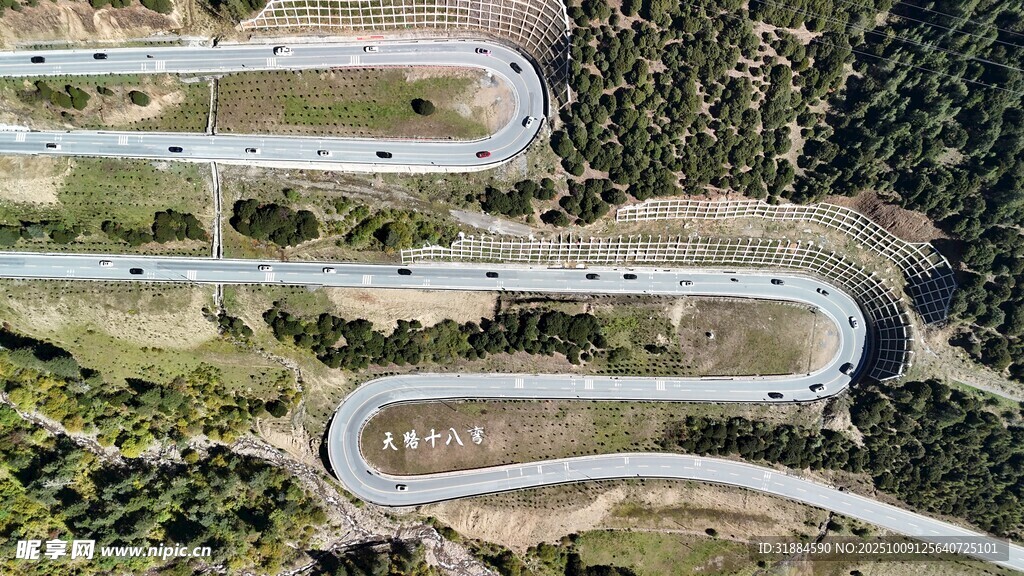 蜿蜒盘旋的山间公路