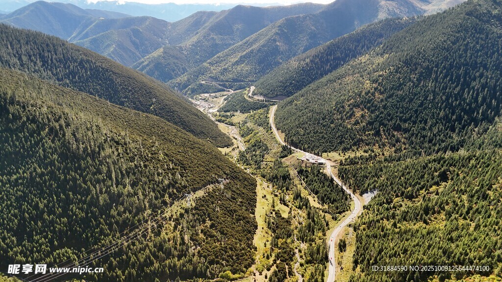 山间蜿蜒公路俯瞰美景