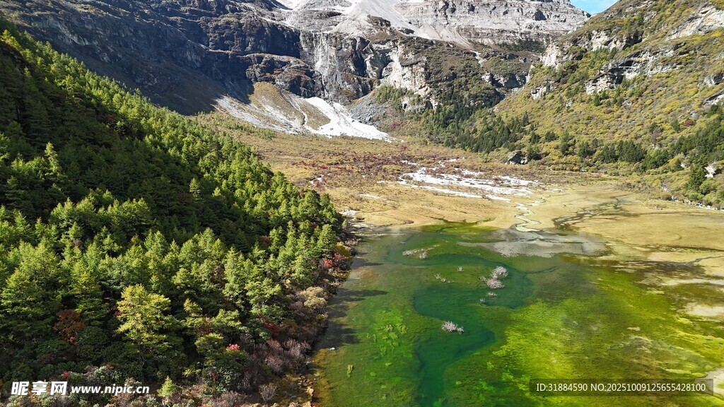 山间碧绿湖泊与壮美桥梁