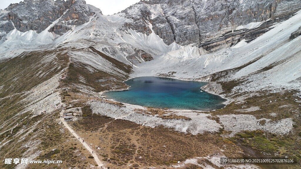 高山蓝湖壮丽自然风光