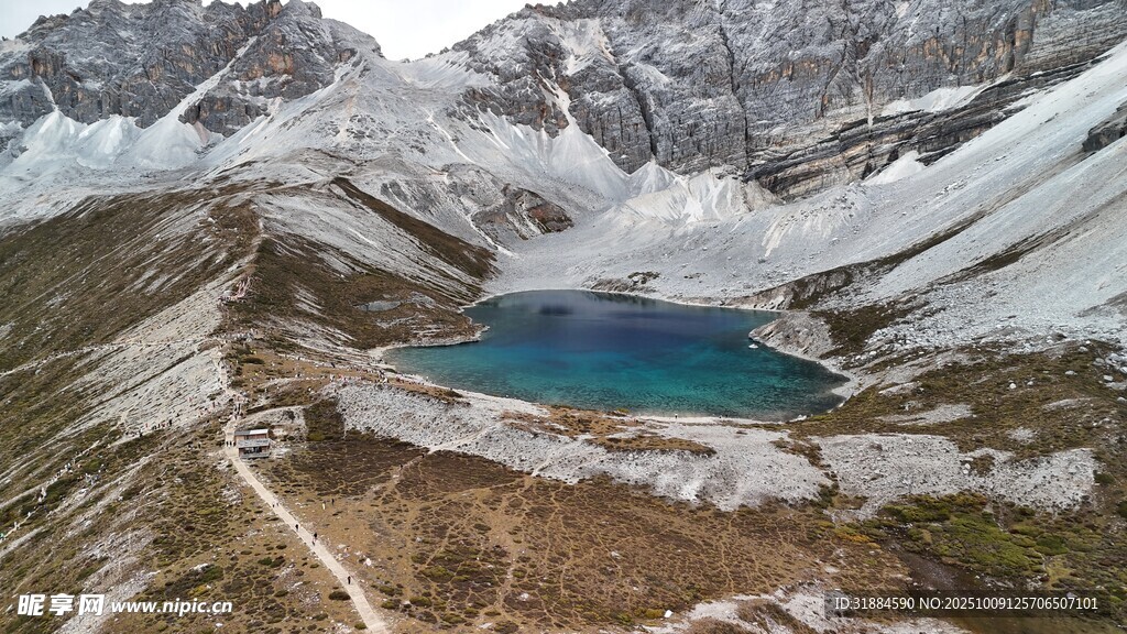 高山间的绝美蓝色湖泊