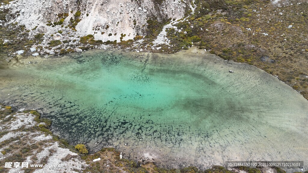 山间碧绿水潭景色