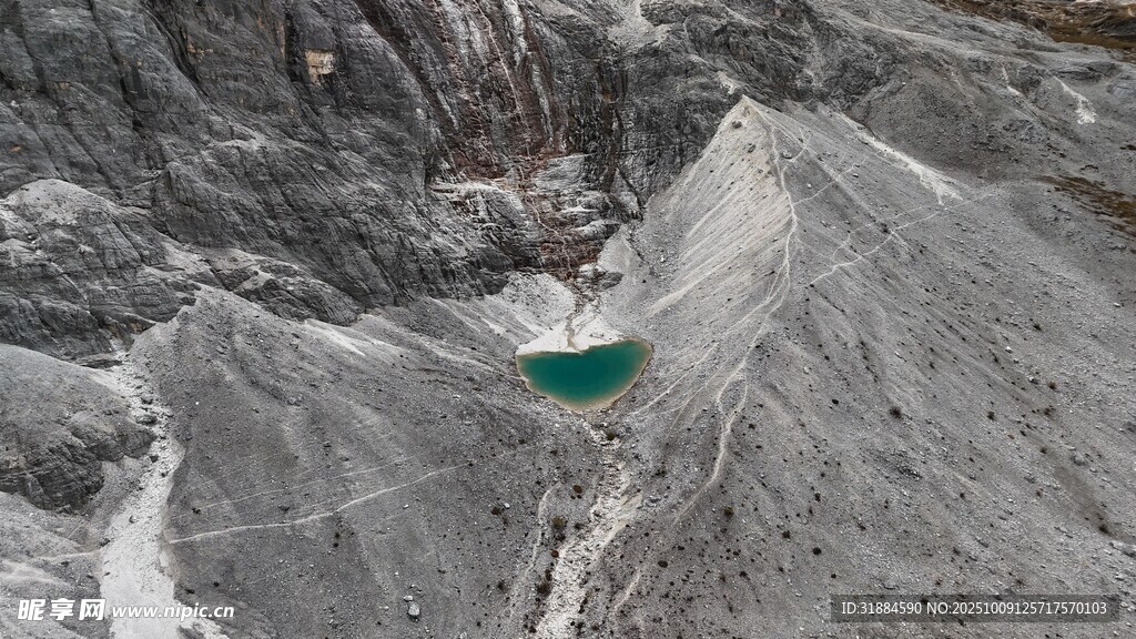 高山间的碧绿湖泊