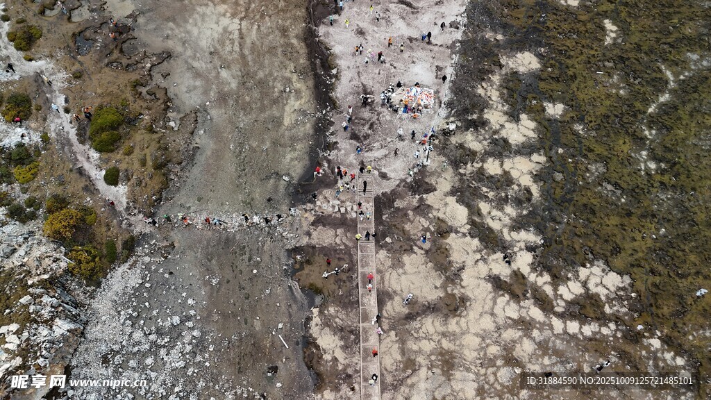 高空俯瞰灰白地貌景观