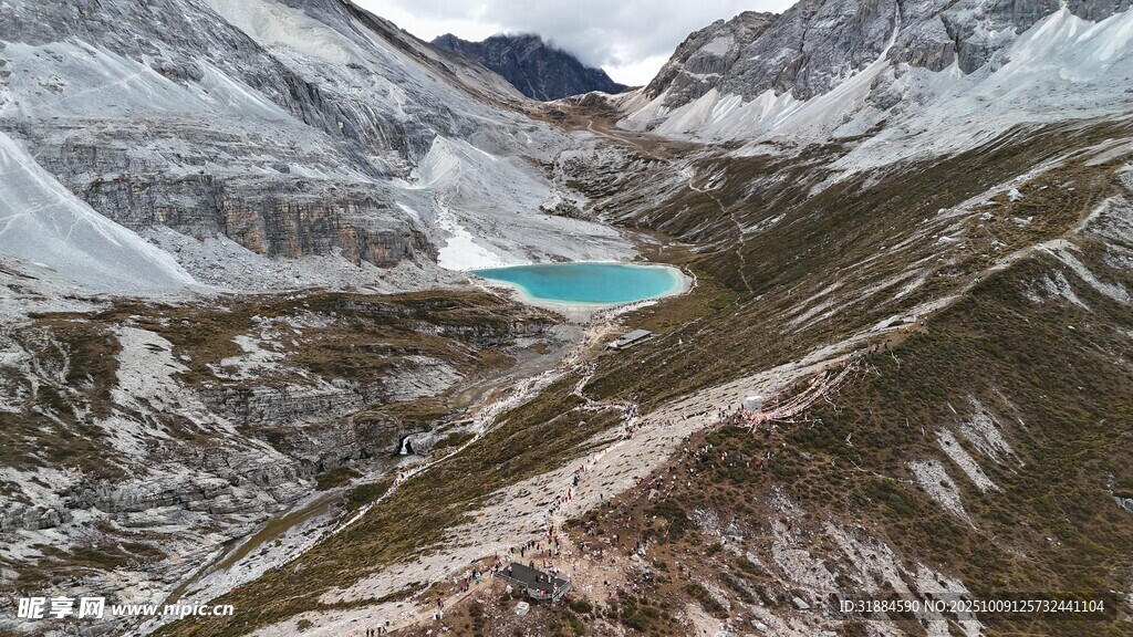 高山间的幽蓝湖泊