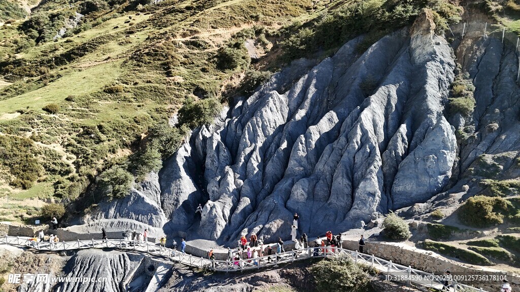 山间险峻栈道景观