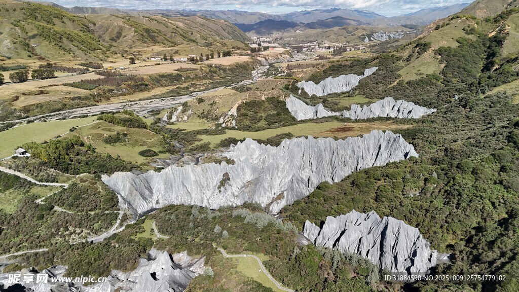 壮丽山谷矿场景观