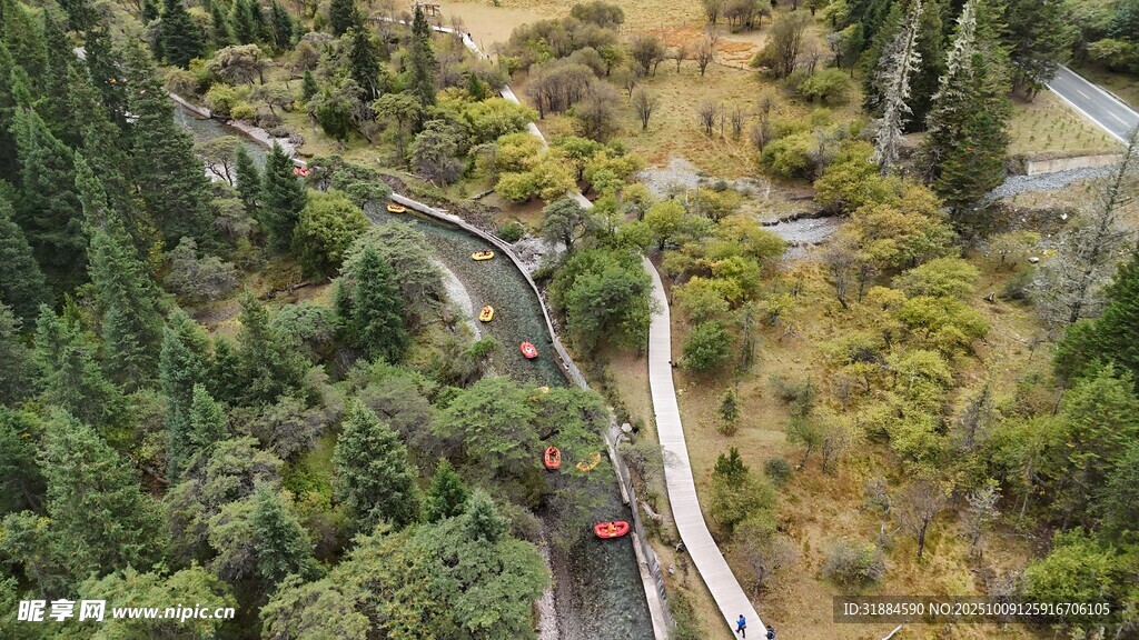 山间蜿蜒栈道景色迷人