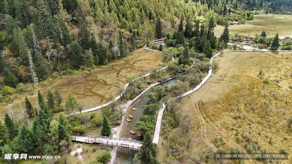 山间蜿蜒小路的美丽景致
