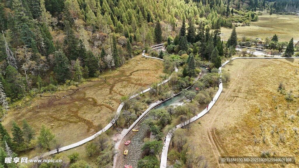 山间蜿蜒公路与广袤田野