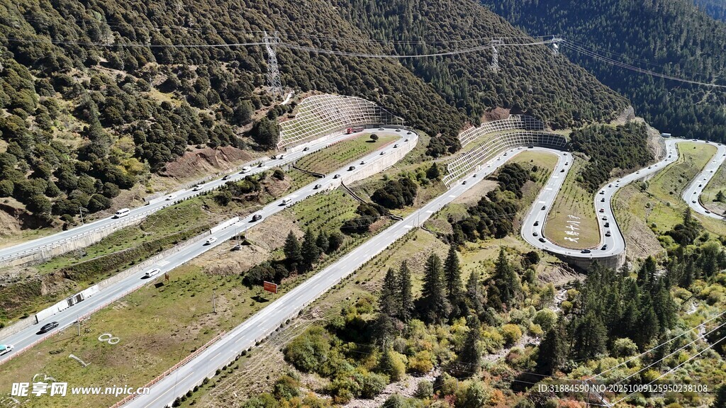 蜿蜒山间公路俯瞰美景