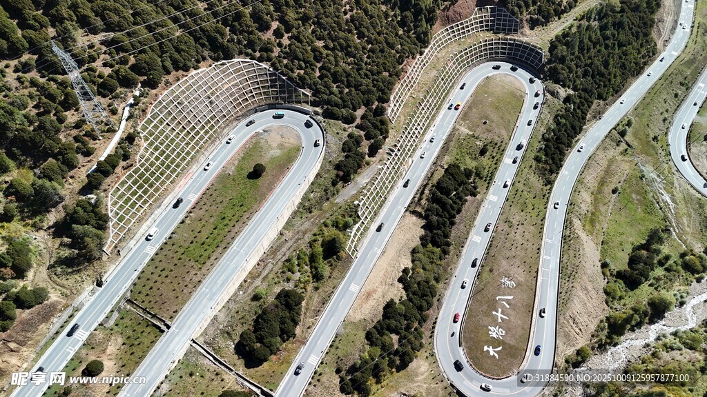 蜿蜒盘旋的山间公路