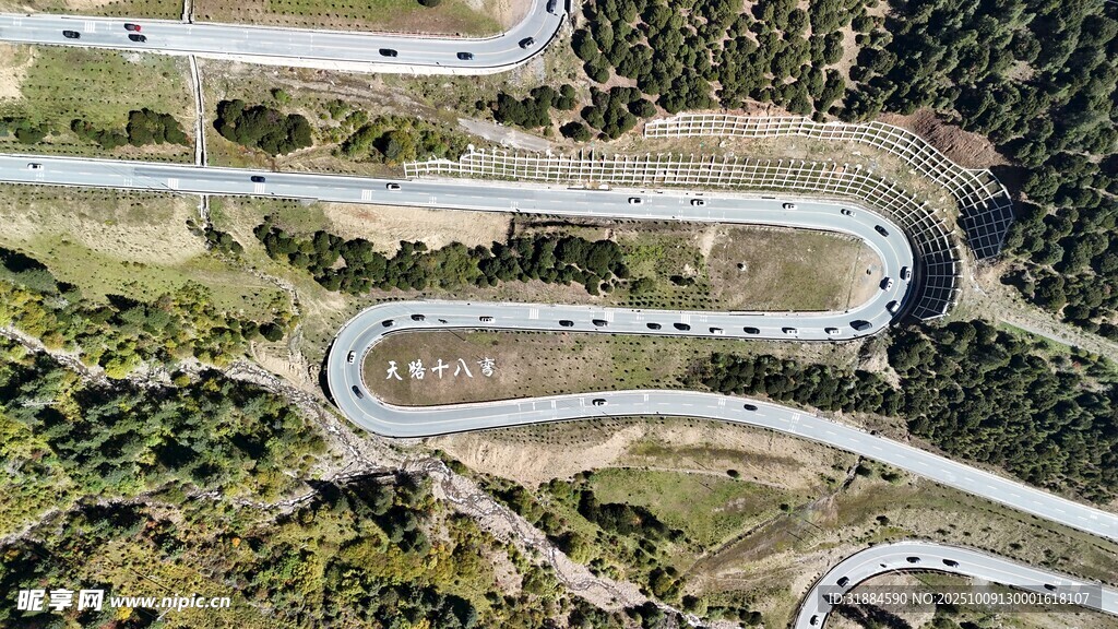 蜿蜒盘旋的山间公路