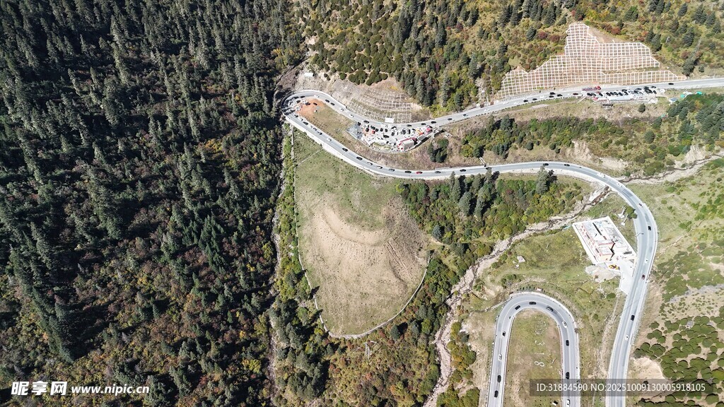 山间蜿蜒公路俯瞰美景